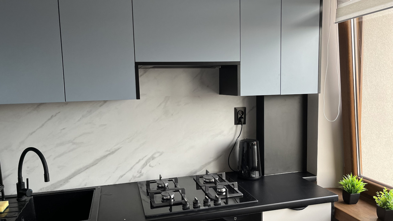 nowoczesna kuchnia w Gliwicach z płytą gazową, czajnikiem i widokiem z okna