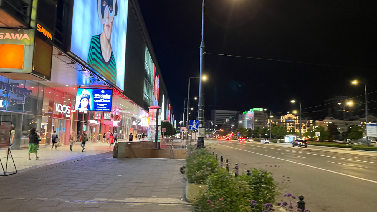 Ulice Warszawy nocą